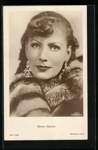 AK Schauspielerin Greta Garbo mit fragendem Blick