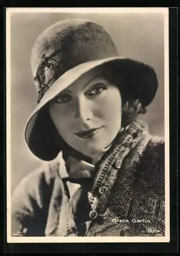 AK Schauspielerin Greta Garbo in winterlicher Kleidung