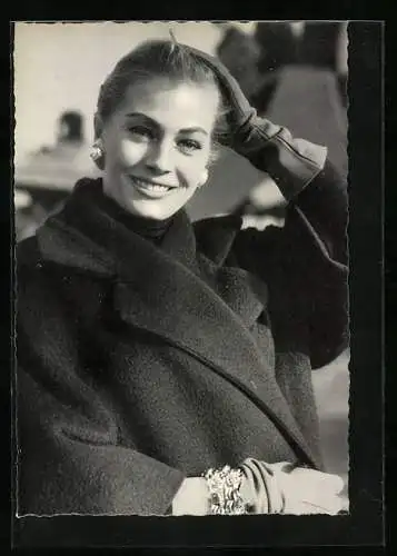 AK Schauspielerin Anita Ekberg trägt Mantel und Lederhandschuhe