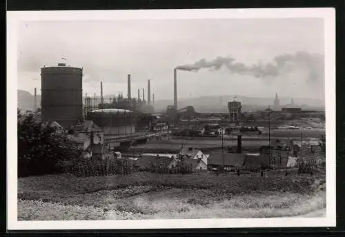 Fotografie unbekannter Fotograf, Ansicht Völklingen / Saar, Industriegelände, Fabriken & Gasanstalt mit Gasometer