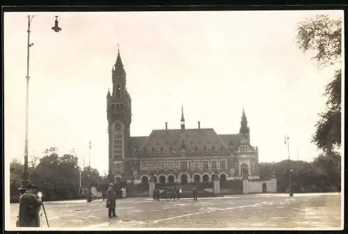 Fotografie unbekannter Fotograf, Ansicht Den Haag, Friedenspalais mit Vorplatz 1925