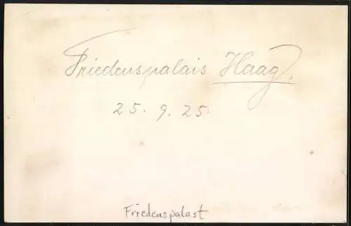 Fotografie unbekannter Fotograf, Ansicht Den Haag, Friedenspalais mit Vorplatz 1925