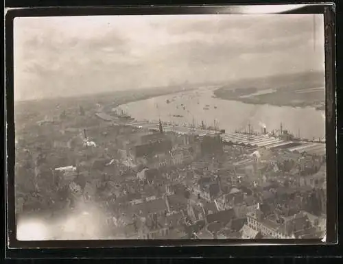 Fotografie unbekannter Fotograf, Ansicht Antwerpen - Anvers / Belgien, Luftbild vom Luftschiff Zeppelin LZ-6 um 1911