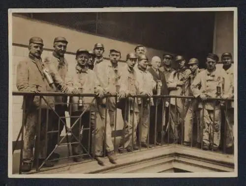 Fotografie Ansicht Essen-Bergeborbeck, Krupp Bergwerg, Bergleute & Betriebsleiter Tepel, Zeche Amalie, mit Anschreiben