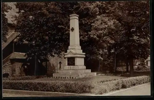 Fotografie Otto Blaubach, Naumburg, Ansicht Gebesee, Kriegerdenkmal