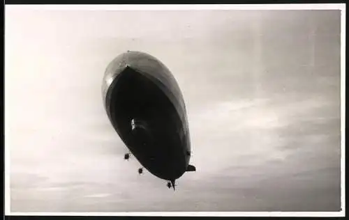 Fotografie Luftschiff Graf Zeppelin LZ-127 bei Überflug