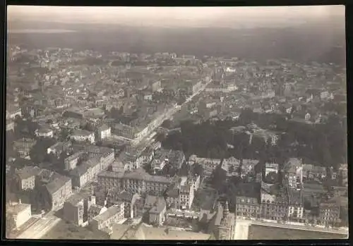 Fotografie unbekannter Fotograf, Ansicht Karlsruhe, Fliegeraufnahme der Stadt aus einem Zeppelin Luftschiff