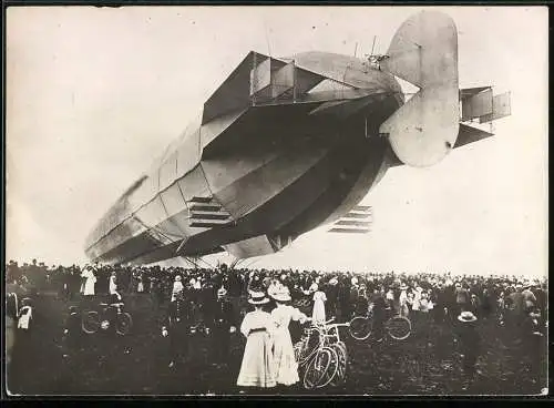 Fotografie Charles Delius, Paris, Zeppelin Luftschiff LZ-6 & Menschenmassen nach der Landung