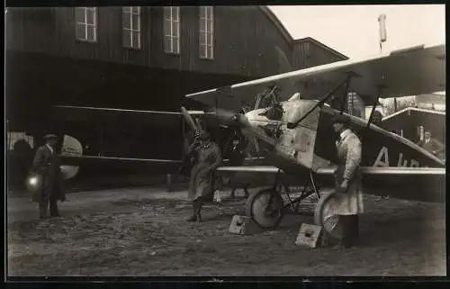 Fotografie Flughafen Salzburg, Flugzeug Doppeldecker mit Sternmotor vor Hanger Österr. Fliegerschule