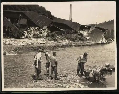 Fotografie Ansicht Bad Gottleuba, Leinbrocksche Kaffeemühlenfabrik nach Hochwasserkatastrophe mit 200 Toten, Post mortem