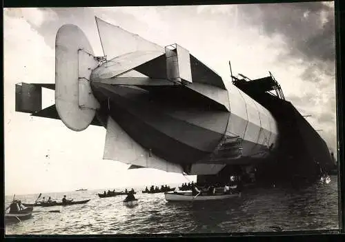Fotografie Zeppelin Luftschiff LZ-6 wird aus schwimmender Luftschiffhalle auf dem Bodensee bugsiert