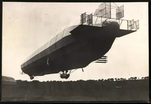 Fotografie Luftschiff Zeppelin LZ-6 & Luftschiffhalle im Hintergrund