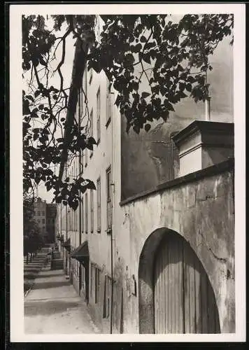 Fotografie Hans Finsler, Berlin, Ansicht Halle / Saale, Perspektiv-Blick entlang einer Hausfassade