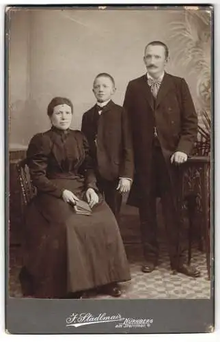 Fotografie J. Stadlmair, Nürnberg, Am Sternthor, Junge im Anzug mit seinen Eltern