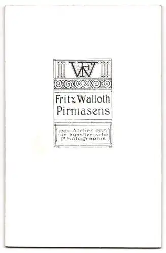 Fotografie Fritz Walloth, Pirmasens, Elegante Dame in hochgeschlossenem Kleid mit den Händen im Schoss