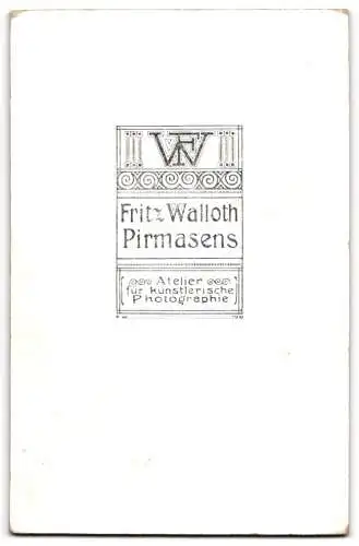 Fotografie Fritz Walloth, Pirmasens, Bürgerliche sitzend mit aufgeschlagenem Buch