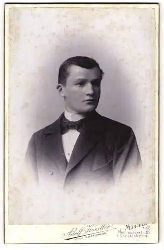 Fotografie Adolf Koestler, München, Neuhauserstr. 29, Junger Mann in elegantem Anzug im Portrait