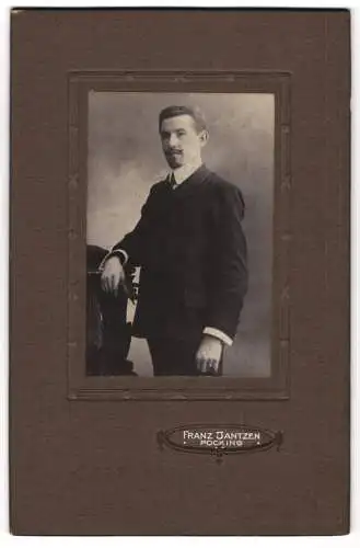 Fotografie Franz Jantzen, Pocking, Bürgerlicher in Anzug mit Handschuhen