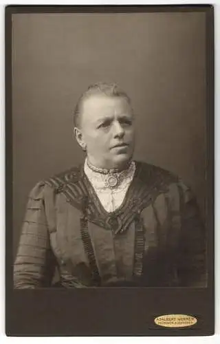 Fotografie Adalbert Werner, München, Elisenstrasse 7, Ältere Dame in hochgeschlossenem Kleid im Portrait