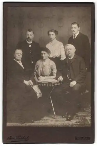 Fotografie Max Dorbert, Vilshofen a. Donau, Stadtplatz 2, Älteres Paar mit zwei Männern und zwei Frauen um Tisch herum
