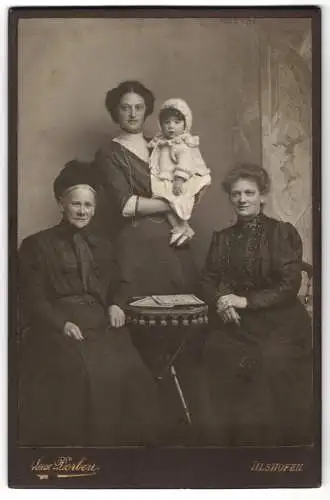 Fotografie Max Dorbert, Vilshofen a. Donau, Stadtplatz 2, Ältere Dame und zwei jüngere Frauen mit Kleinkind an Tisch