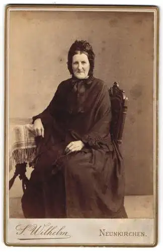 Fotografie S. Wilhelm, Neunkirchen, Bahnhofstrasse, Ältere Dame in schwarzem Kopfputz