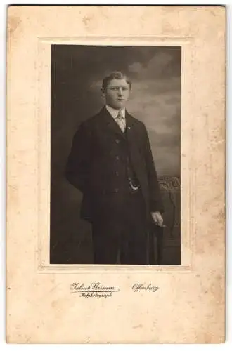 Fotografie Julius Grimm, Offenburg, Jugendlicher in elegantem Anzug