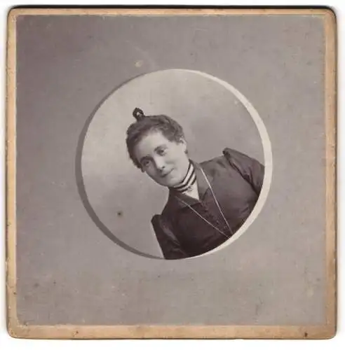 Fotografie A. Klinger, Strassburg i. E., Lächelnde Dame im Portrait