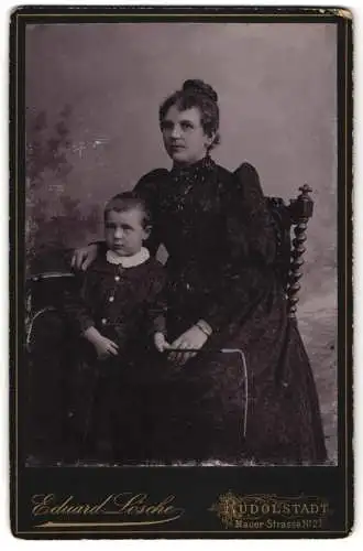 Fotografie Eduard Lösche, Rudolstadt, Mauer-Strasse 27, Mutter in hochgeschlossenem Kleid mit ihrem Sohn