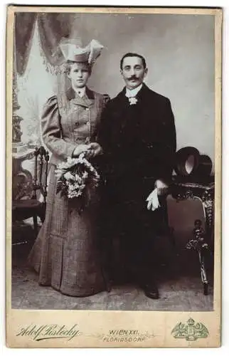 Fotografie Adolf Pistecky, Wien, Schlosshoferstrasse 106, Dame in kariertem Kleid nebst Ehemann
