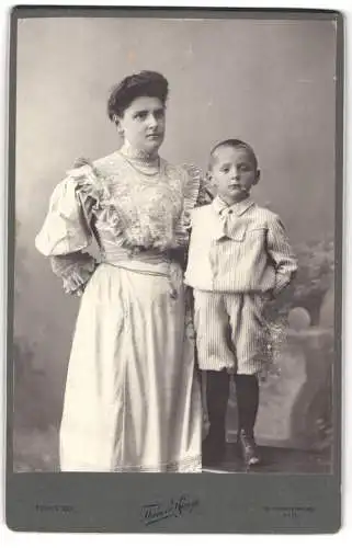 Fotografie Theodor König, Wien, Nussdorferplatz 8, Kleiner Junge in gestreiftem Anzug mit seiner Mutter