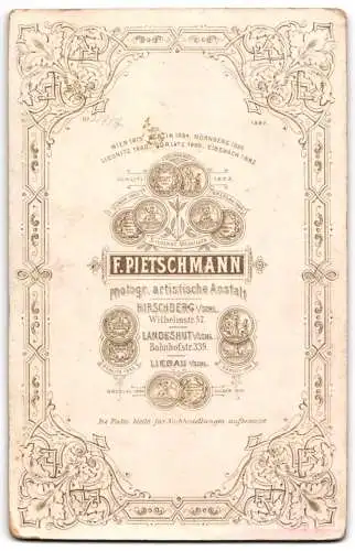 Fotografie F. Pietschmann, Hirschberg i. Schl., Wilhelmstrasse 57, Bürgerliches Paar mit Bibel vor Holztür