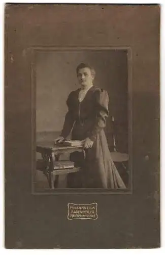 Fotografie P. Haarstick, Badenweiler, Elegante Dame mit aufgeschlagenem Buch