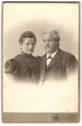 Fotografie Wilhelm Klemm, Schw. Hall, Elegantes bürgerliches Paar im Portrait
