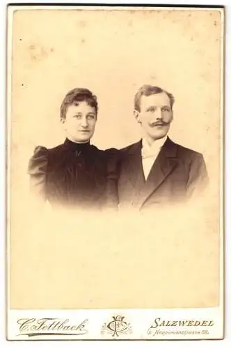 Fotografie C. Fettback, Salzwedel, Neuperverstrasse 28, Bürgerliches Ehepaar zur Seite blickend im Portrait