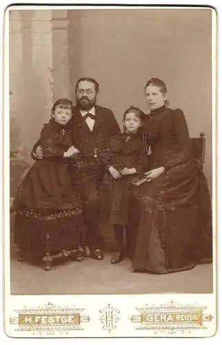Fotografie Heinrich Festge, Gera, Humboldtstrasse, Bürgerliches Ehepaar mit zwei Töchtern