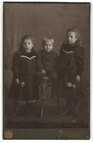 Fotografie Franz Hackenjost, Pirmasens, Zwei Schwestern mit ihrem kleinen Bruder auf einem Hocker