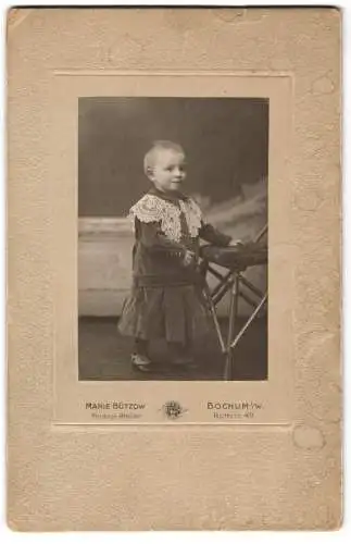 Fotografie Marie Bützow, Bochum i. W., Rottstr. 49, Niedliches kleines Mädchen in Samtkleid