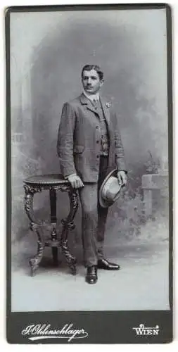 Fotografie J. Ohlenschlager, Wien, Junger Herr im karierten Anzug mit Krawatte