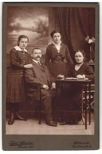 Fotografie Kurt Schröder, Mittweida, Rochlitzerstr. 24, Bürgerliches Paar mit zwei erwachsenen Töchtern