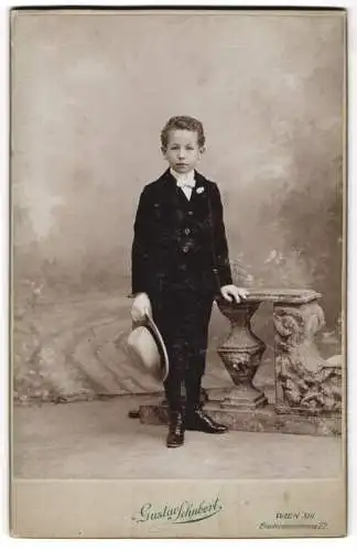 Fotografie Gustav Schubert, Wien, Breitenseerstr. 22, Kleiner Junge im Samtanzug mit Fliege