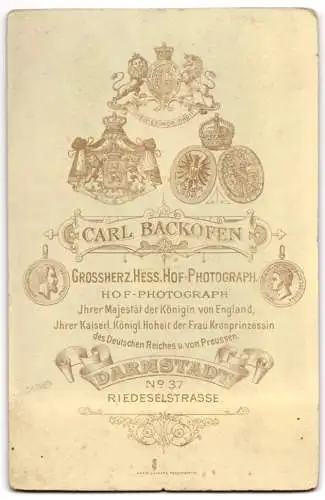 Fotografie Carl Backofen, Darmstadt, Riedeselstr. 37, Älterer Herr im Anzug mit Fliege