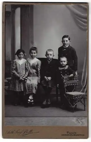 Fotografie Arth. Josef Bett, Tulln, Kaiser-Wilhelmstr. 25, Fünf Kinder in zeitgenössischer Kleidung