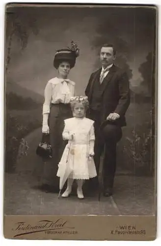 Fotografie Ferdinand Kral, Wien, Favoritenstr. 99, Bürgerliches Paar mit kleinem Mädchen
