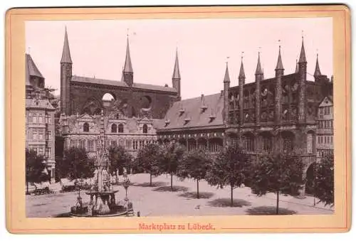 Fotografie Lichtdruck unbekannter Fotograf, Ansicht Lübeck, der Marktplatz mit Marktbrunnen