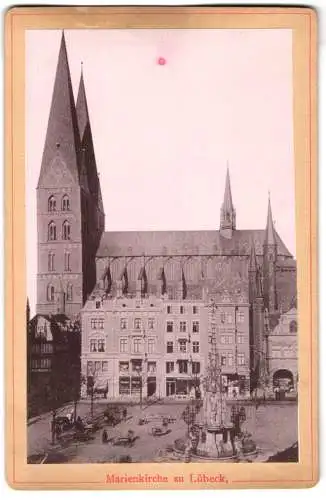 Fotografie Lichtdruck unbekannter Fotograf, Ansicht Lübeck, Marienkirche am Marktplatz mit Marktbrunnen