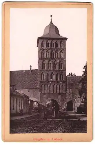 Fotografie Lichtdruck unbekannter Fotograf, Ansicht Lübeck, das Burgthor mit Strassenbahngleisen