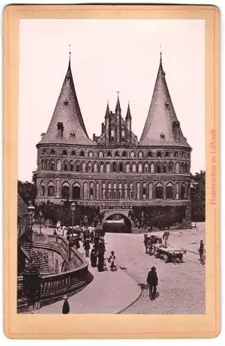 Fotografie Lichtdruck unbekannter Fotograf, Ansicht Lübeck, Blick auf das Hosltentor mit Pasanten