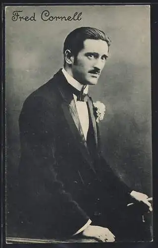 AK Schauspieler Fred Cornell, Portrait mit Ansteckblume
