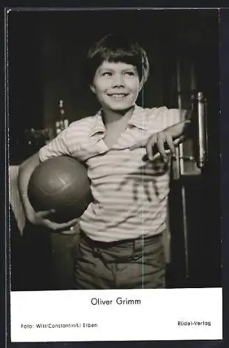 AK Schauspieler Oliver Grimm mit einem Ball